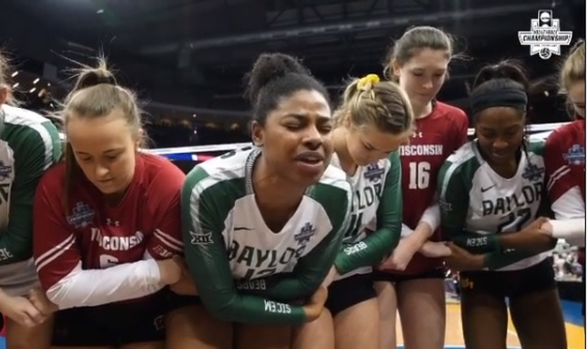 Jogadoras oram após partida acirrada de Vôlei nos EUA. (Imagem: Instagram)