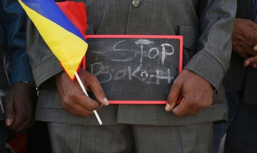 Homem segura placa que diz “Stop Boko Haram” em protesto no Chade. (Foto: Reuters/Emmanuel Braun)