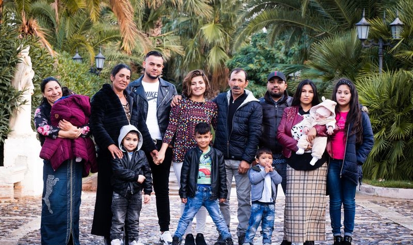 Belle Barbu, no meio da blusa colorida, se reúne com sua família na Itália 25 anos após ser levada. (Foto: Operation Underground Railroad)