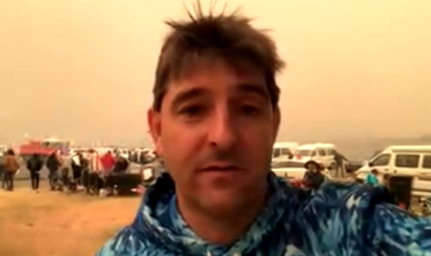 Filmagens de David Jeffery falando do cais de Mallacoota, na Austrália. (Foto: BBC News)