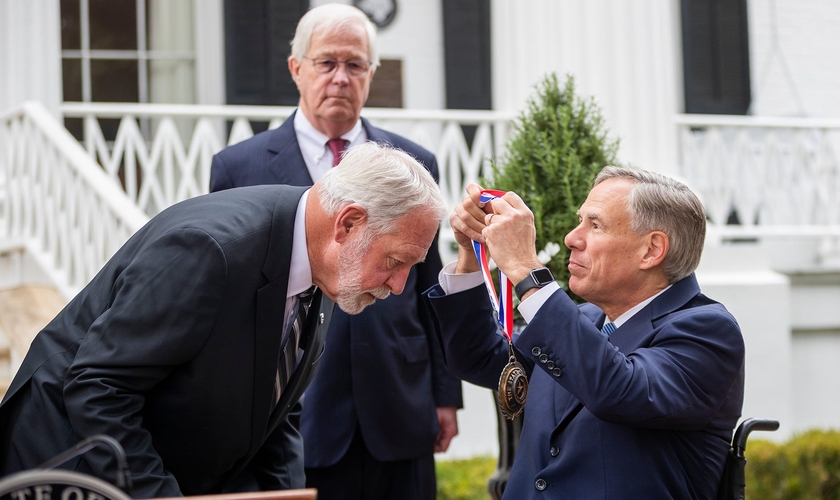 Governador do Texas, Greg Abbott, entrega medalha de honra a Jack Wilson. (Foto: Ricardo B. Brazziell/Austin American-Statesman via AP)