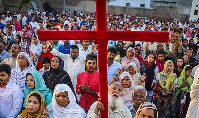 Cristãos perseguidos protestam contra a intolerância religiosa. (Foto: CBN News)