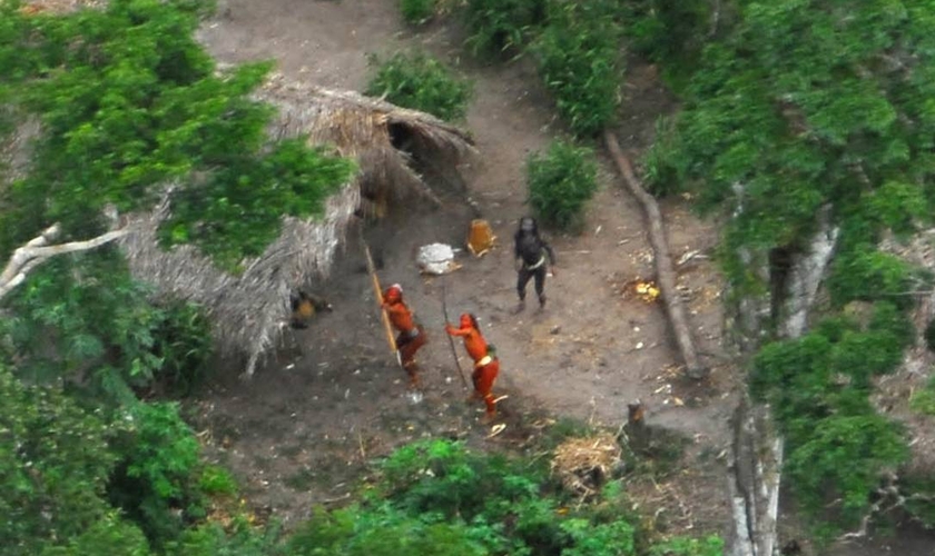 Índios isolados observados em sobrevoo pela Terra Indígena Kampa e Isolados do Envira, no Acre. (Foto: Gleison Miranda/Funai)
