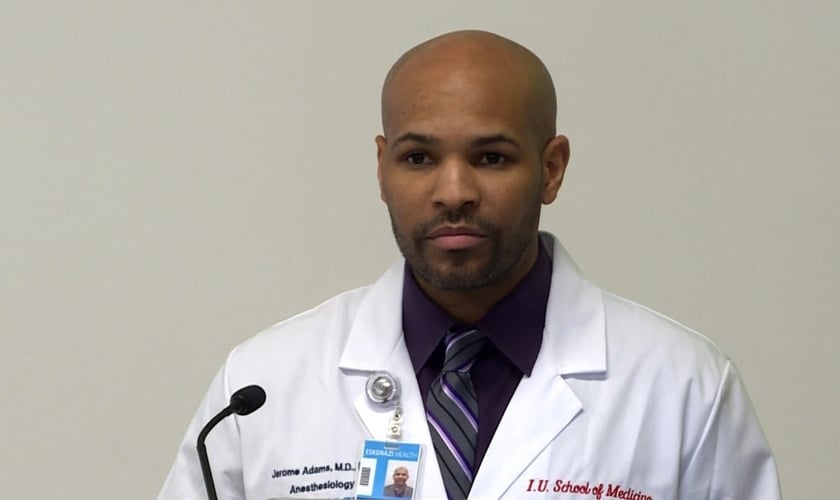 Jerome Adams é um anestesista americano e vice-almirante no Corpo de Comissionados do Serviço de Saúde Pública dos EUA. (Foto: GRETCHEN FRAZEE / WTIU NEWS)