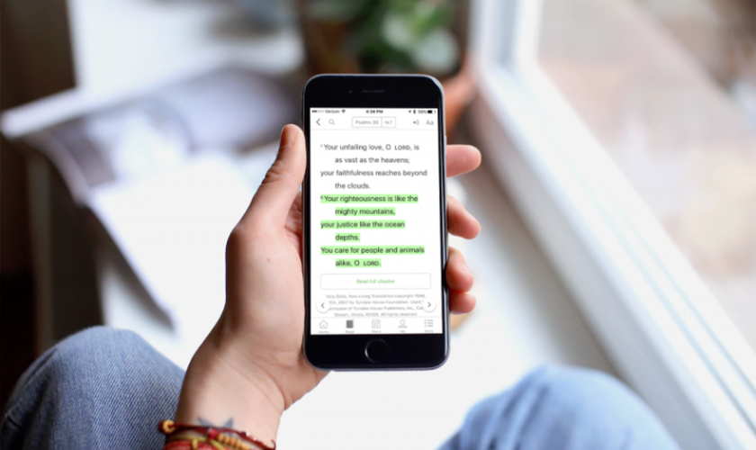 Usuário acessa aplicativo da Bíblia 'YouVersion' em celular. (Foto: Life.Church)