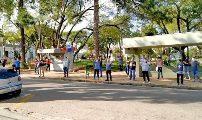 Pastores e fiéis se reúnem para orar em frente à hospital de Jundiaí. (Foto: Reprodução/TV TEM)