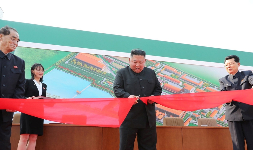 Kim Jong-un inaugurou fábrica de fertilizantes na Coreia do Norte, neste sábado (2). (Foto: KCNA via Reuters)