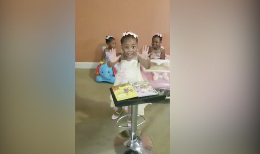 Imagens da pequena Grace, que improvisou um púlpito e pregou para as irmãs. (Foto: Harmony Love)