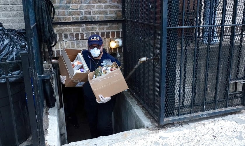 O pastor Francisco Fernandez, da Iglesia Sol De Justicia, tem apoiado sua comunidade no Brooklyn, Nova York. (Foto: Reprodução/Facebook)