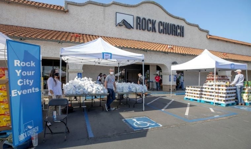 Voluntários entregam mantimentos a famílias necessitadas em frente à Rock Church. (Foto: Rock Church/Christy)