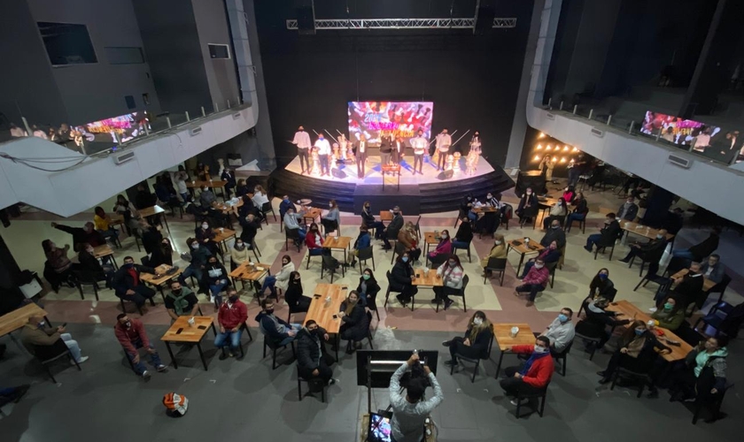 Igreja na Argentina simulou bar em protesto contra as restrições aos cultos presenciais. (Foto: Twitter)