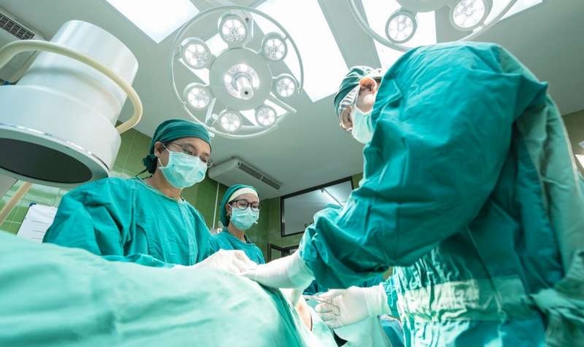 Devido a uma lei do governo Obama, os médicos eram obrigados a realizar cirurgias transgênero, de mudança de sexo e abortos. (Foto: CC0 - Domínio Público)