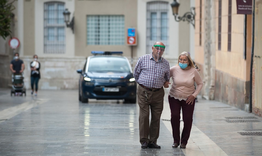 Casal de idosos passeiam pela rua de cidade na Espanha. (Foto: SOPA Images / LightRocket via Getty Images)