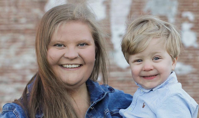 Paula Peyton e seu filho Caleb, de 2 anos. (Foto: Paula Kirsten Peyton/Facebook)