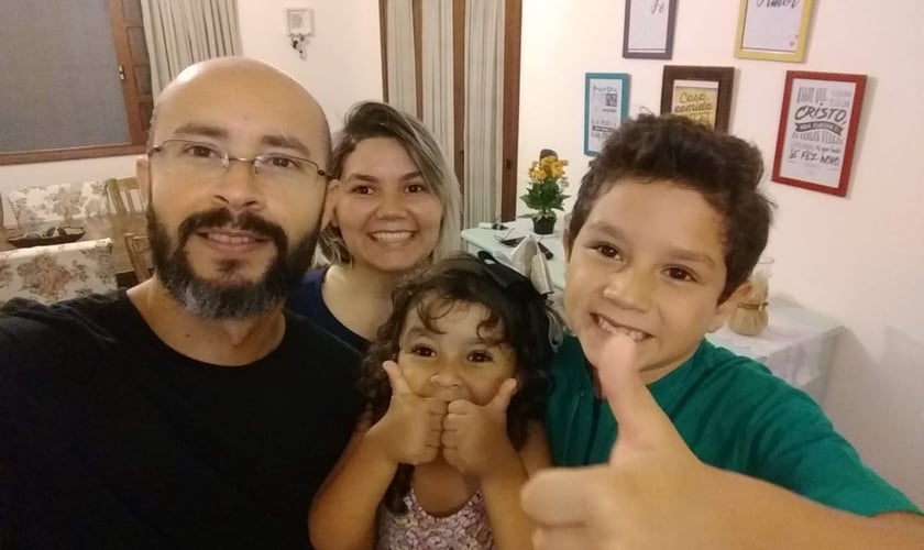 Pastor Tiago Moura, sua esposa, Tayanny Moura, e os filhos Henrique e Rebeca. (Foto: Verbo da Vida)