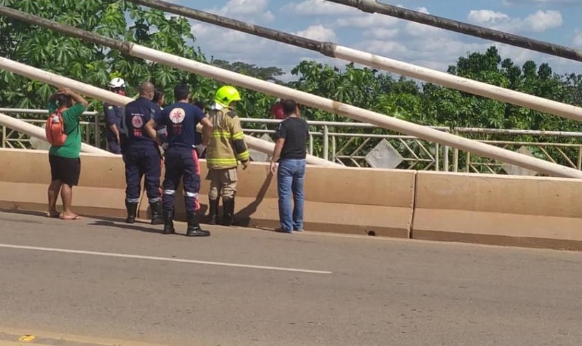 Oração de policiais impede mulher de cometer suicídio em ponte de Rio Branco. (Foto: Reprodução)