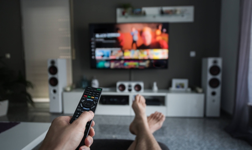 Para lidar com a pandemia, maioria dos cristãos preferem se entreter na TV do que ler a Bíblia. (Foto: Getty Images)