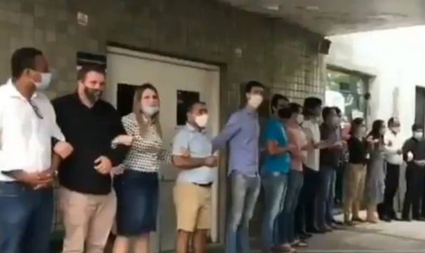 Grupo pró-vida durante manifestação em frente ao hospital em Recife. (Foto: Reprodução)