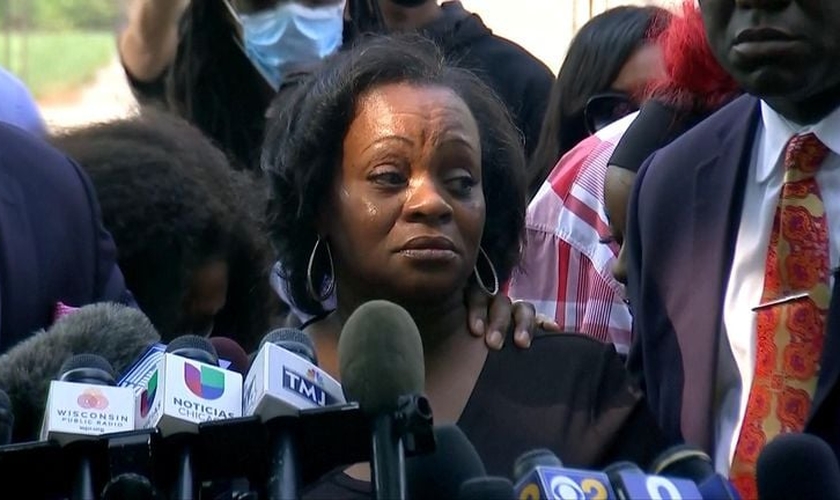 Julia Jackson clamou por um milagre para que seu filho sobrevivesse após levar 7 tiros, em Wisconsin, EUA. (Foto: Sky News)