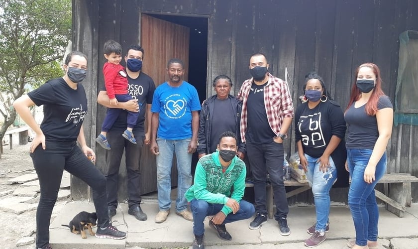 Pastor Samuel Santos (blusa xadrez) e outros voluntários visitam famílias ribeirinhas necessitadas para entregar alimentos e materiais para reconstruir as casas. (Foto: Arquivo Pessoal)