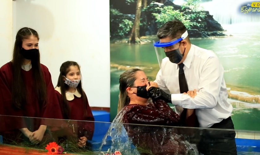 O batismo de Ester aconteceu após estudos bíblicos online. (Foto: Igreja Adventista da Argentina)