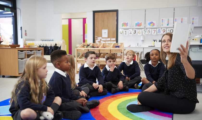 Crianças da Inglaterra terão aulas que incluem conteúdos como casamento gay. (Foto: Stock photo via Elements Envato)