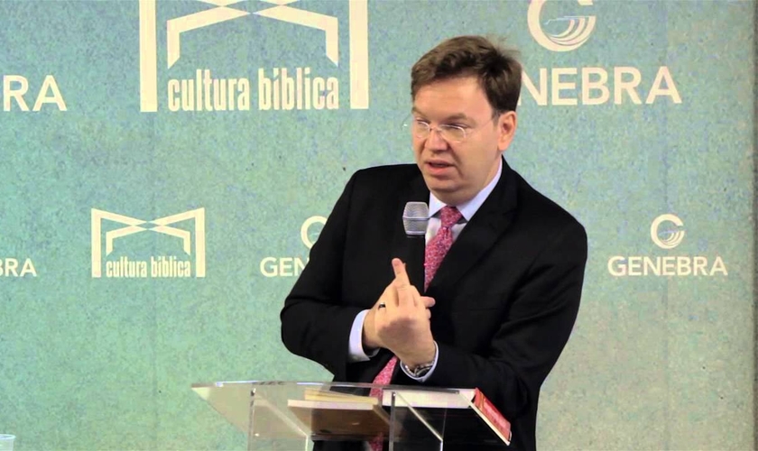 William Douglas é juiz federal e também é pastor auxiliar, além de pregar com frequência em igrejas de diversas denominações. (Imagem: Youtube)