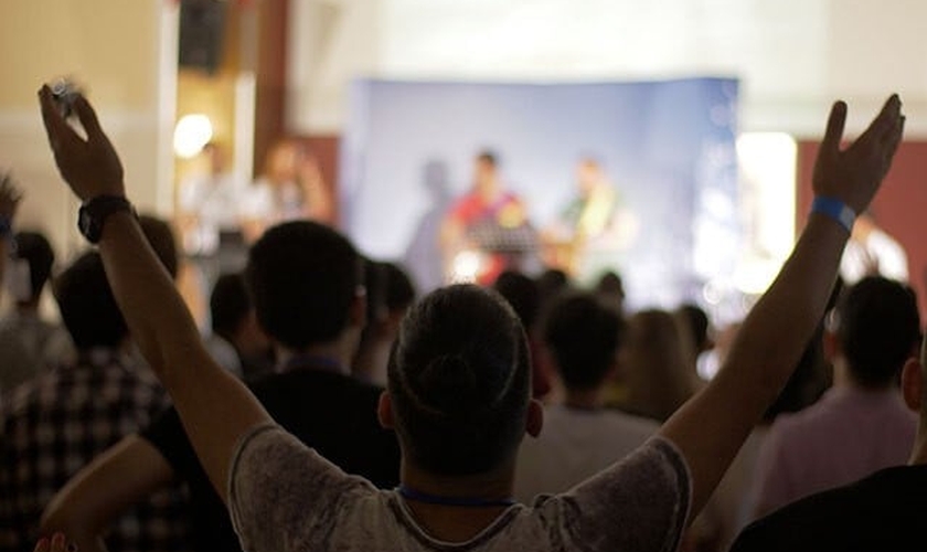 O rápido crescimento do cristianismo no Irã tem sido notável, a ponto de deixar até mesmo autoridades do governo islâmico do país preocupadas. (Foto: Facebook / Elam Ministries)