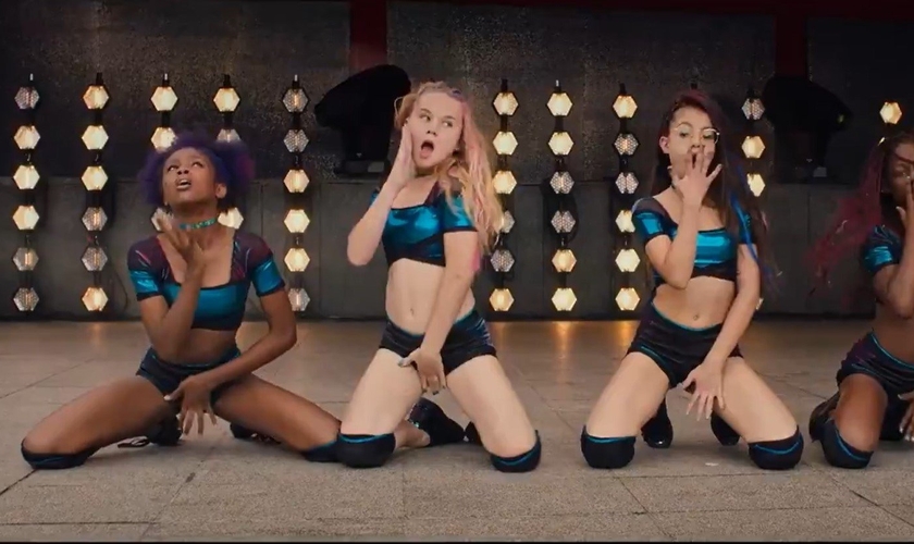 O filme "Lindinhas" exibe garotas de 11 anos em cenas nas quais dançam com movimentos sugestivos e sensuais, sendo apontado como uma exemplo de "pedofilia legalizada". (Imagem: Netflix)