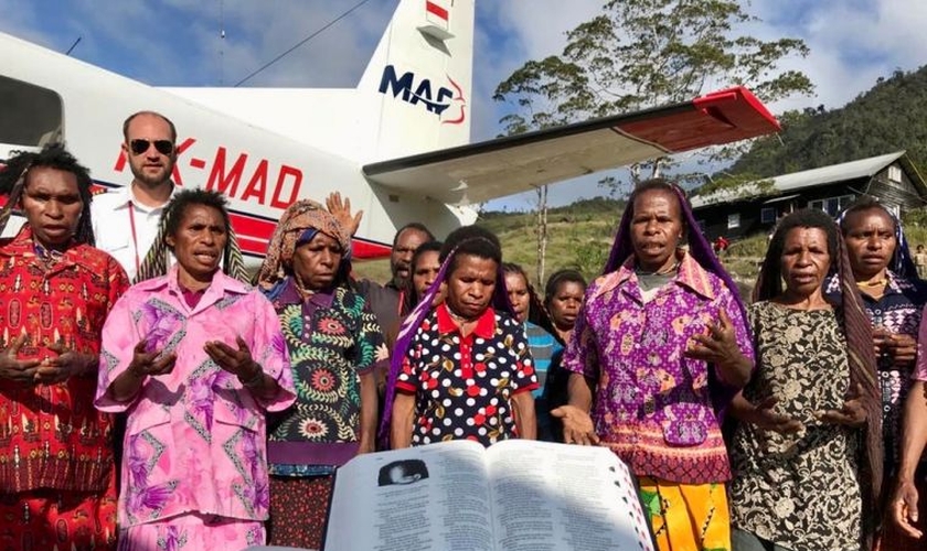 Já se passaram 20 anos desde que o povo Yali recebeu pela última vez novos exemplares da Bíblia em seu idioma. (Foto: Mission Aviation Fellowship)