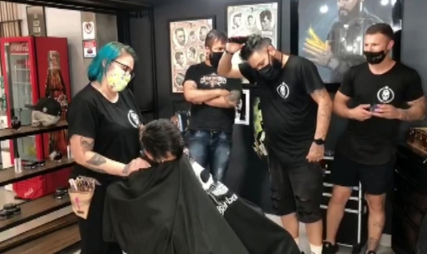 O grupo de barbeiros surpreendeu o empresário André Gonçalves, após ele decidir raspar a cabeça, devido ao tratamento do câncer. (Imagem: Facebook)