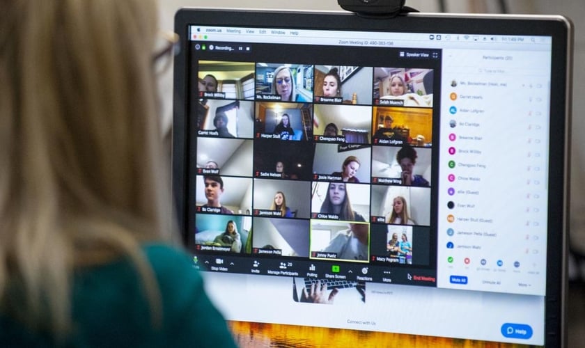 Imagem ilustrativa. Professora em videoconferência com alunos pelo Zoom. (Foto: Emily Haney/Journal Star)