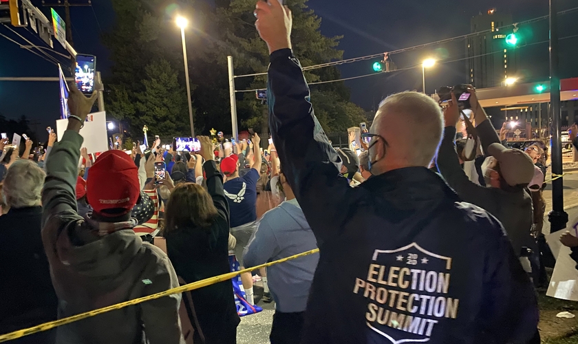 Apoiadores de Trump se reuniram nas próximidades do hospital onde Donald Trump está internado para louvar, pedir orações e mostrar que torcem pela recuperação do presidente. (Foto: Freedom Works)