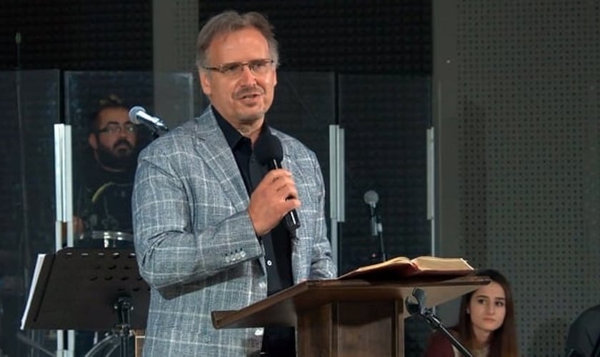 O pastor Theodor Oprenov liderou o devocional bíblico durante o Dia Nacional de Oração de 2020 na Bulgária. (Imagem: Evangelical Focus)