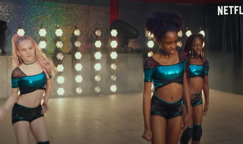 O filme "Cuties" ("Lindinhas") expõe garotas de 11 anos em cenas com danças sensualizadas e até de nudez parcial. (Imagem: Netflix / Reprodução)
