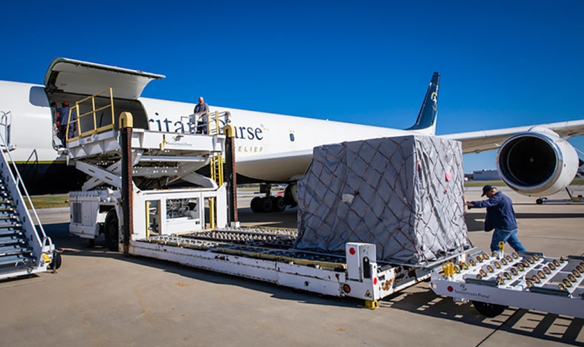 Avião da organização de ajuda humanitária 'Bolsa do Samaritano' foi enviado à Armênia, com 11 toneladas de suprimentos para civis deslocados internamente pela guerra. (Foto: Samaritan's Purse)