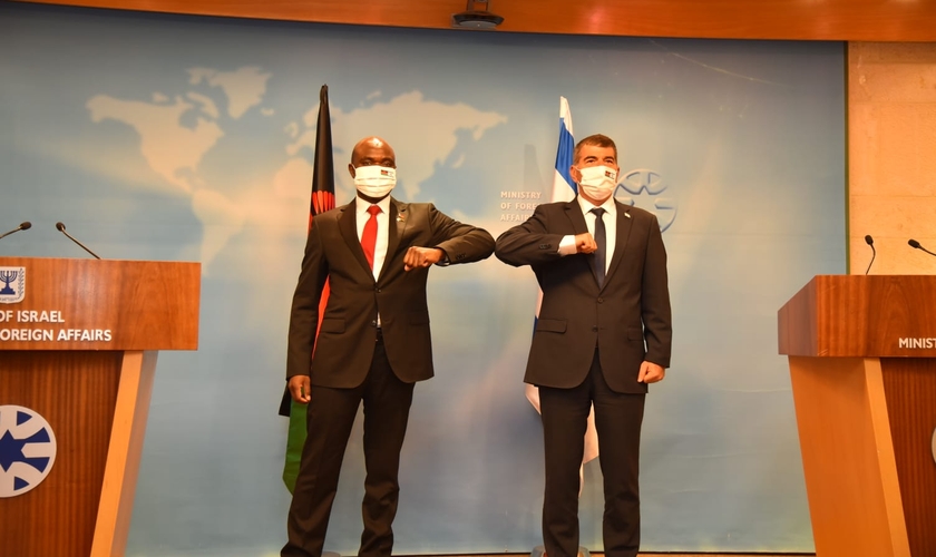 Ministro das Relações Exteriores de Israel, Gabi Ashkenazi (à direita) e seu homólogo do Malawi, Eisenhower Mkaka, no Ministério das Relações Exteriores em Jerusalém, em 3 de novembro de 2020. (Foto: Avo Ohayun / GPO)