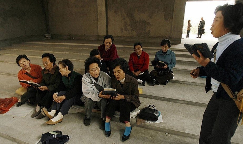 Cristãos étnicos coreanos cantam hinos em Yanji, na fronteira entre a China e a Coreia do Norte. (Foto: PETER PARKS/AFP/GETTY IMAGES)