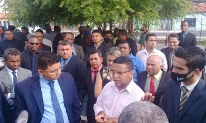 O pastor Natanael Diogo Santos (paletó e gravata azul) foi preso por realizar um culto a céu aberto no Maranhão. (Imagem: Redes Sociais)