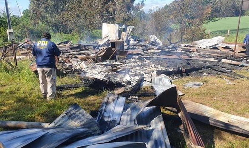 Igreja evangélica foi queimada por manifestantes no Chile. (Foto: Polícia de Investigações do Chile)