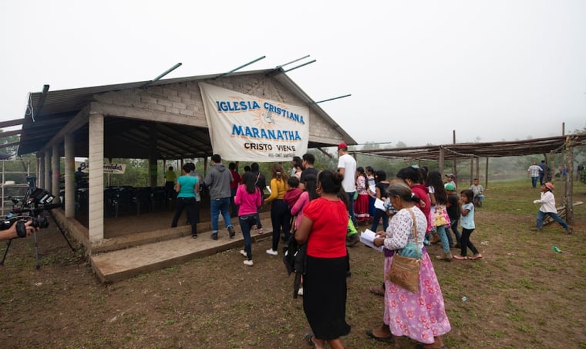 Moradores de uma comunidade vão a uma igreja em La Laguna, no México. (Foto: Samaritan's Purse)