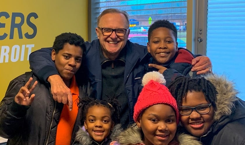 Atualmente, Larry Johnson se dedica exclusivamente ao trabalho no ministério 'LifeBuilders', que apoia famílias necessitadas na cidade de Detroit. (Foto: Facebook / Reprodução)