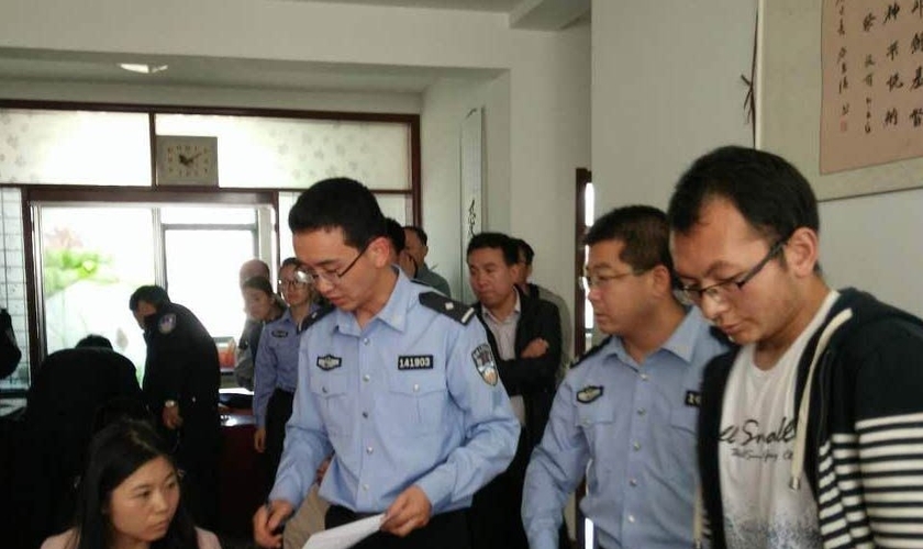Cristãos são detidos em delegacia, na China. (Foto: Voz dos Mártires)