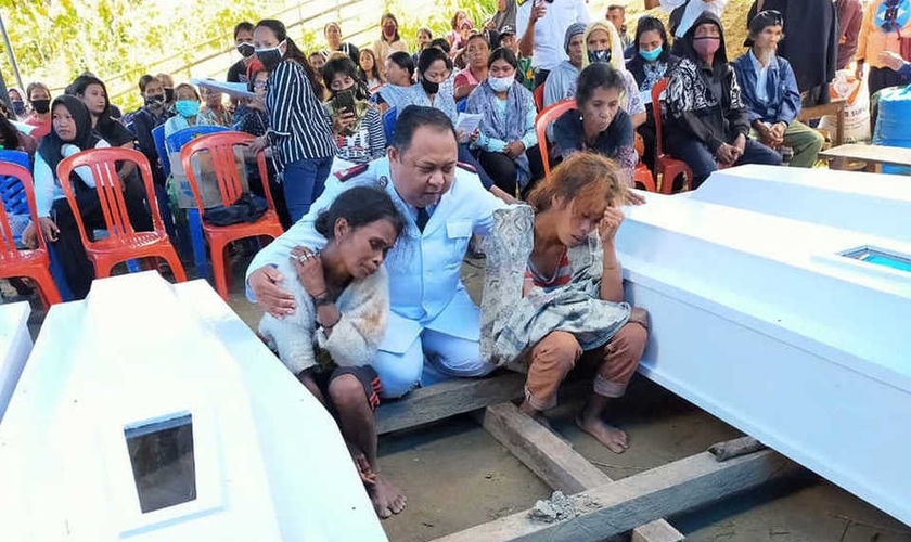 Erik A. Kape, comandante do Exército de Salvação em Palu, consola as viúvas das vítimas do ataque terrorista na Indonésia. (Foto: B1)