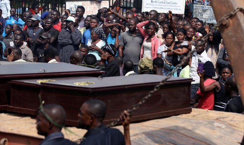 Funeral em massa ocorre após terroristas promoverem massacres em vilas cristãs na Nigéria. (Foto: Reuters)