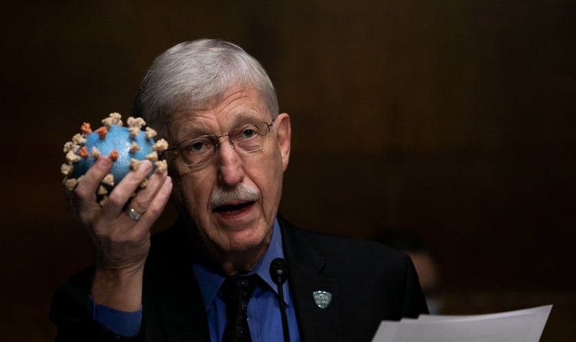 O diretor dos Institutos Nacionais da Saúde dos EUA, Francis Collins, segura um modelo do coronavírus em audiência sobre vacina no Senado americano. (Foto: Graeme Jennings-Pool/Getty Images)