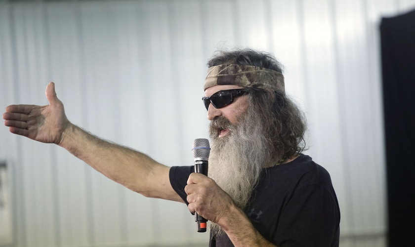 Phil Robertson do Duck Dynasty fala sobre o candidato presidencial republicano Ted Cruz durante um evento de campanha no Johnson County Fairgrounds em 31 de janeiro de 2016 em Iowa City, Iowa. (Foto: Joshua Lott/Getty Images)