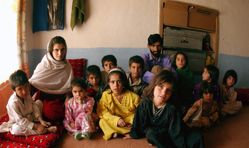 Família da tribo pashtun em sua casa em Cabul, no Afeganistão. (Foto: Bethann Hunt/USAF)