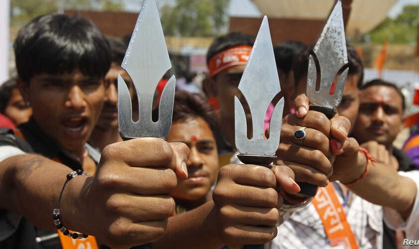 Apoiadores do grupo radical Vishwa Hindu Parishad, na cidade de Ahmedabad, na Índia, em 2013. (Foto: Reuters)