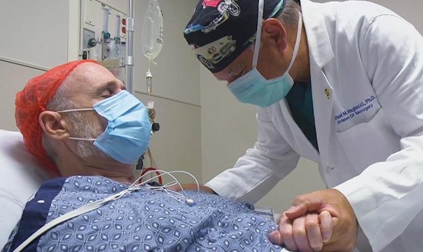 O Dr. Michael Haglund é neurocirurgião do centro médico da Universidade Duke, na Carolina do Norte. (Foto: CBN News)